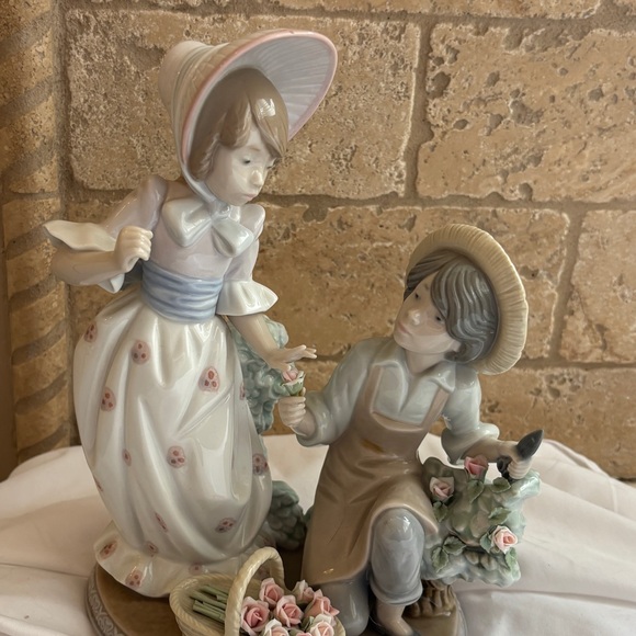 Lladro Porcelain Figurine “For You” Retired #5453 Boy & Girl 9 H” Flowers - Picture 7 of 10